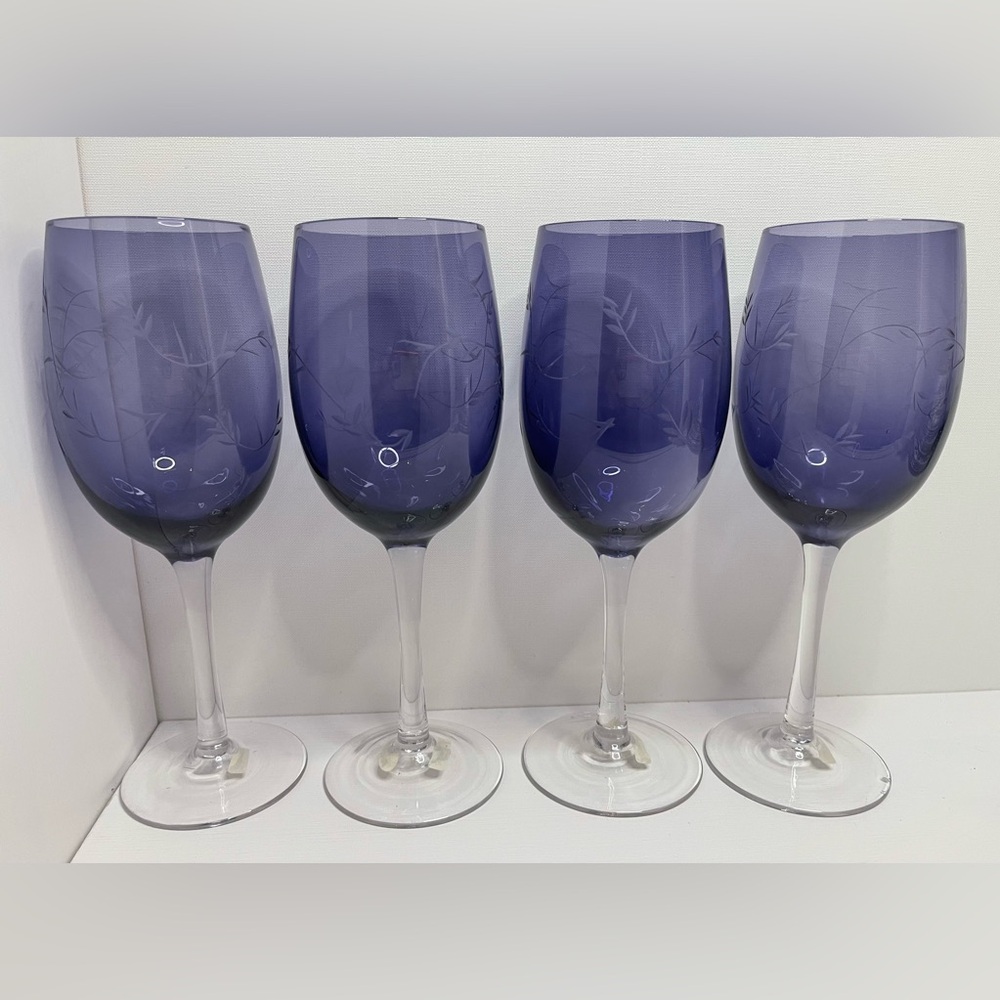 Set of 4 Elegant Violet Blue Wine Glasses with cut flowers